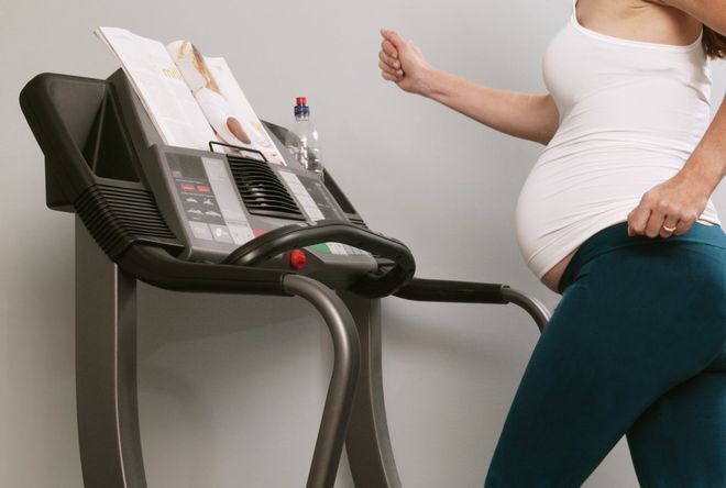 Тренировка беременной на беговой дорожке